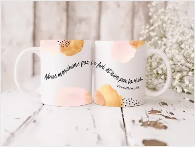 Tasse "Nous marchons par la foi" 2 Corinthiens 5.7

Tasse en céramique 330ml, passe au...