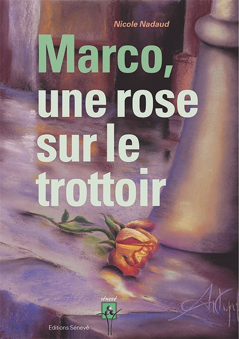 Marco une rose sur le trottoir