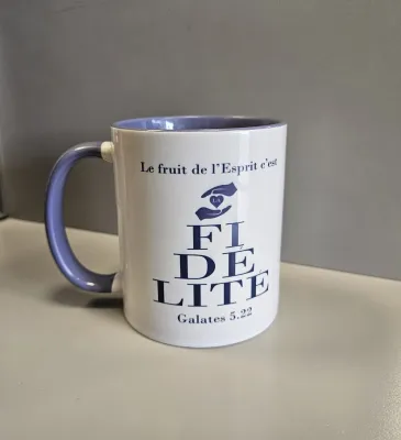 Mug bicolore blanc/violet, "La fidélité" Galates 5.22