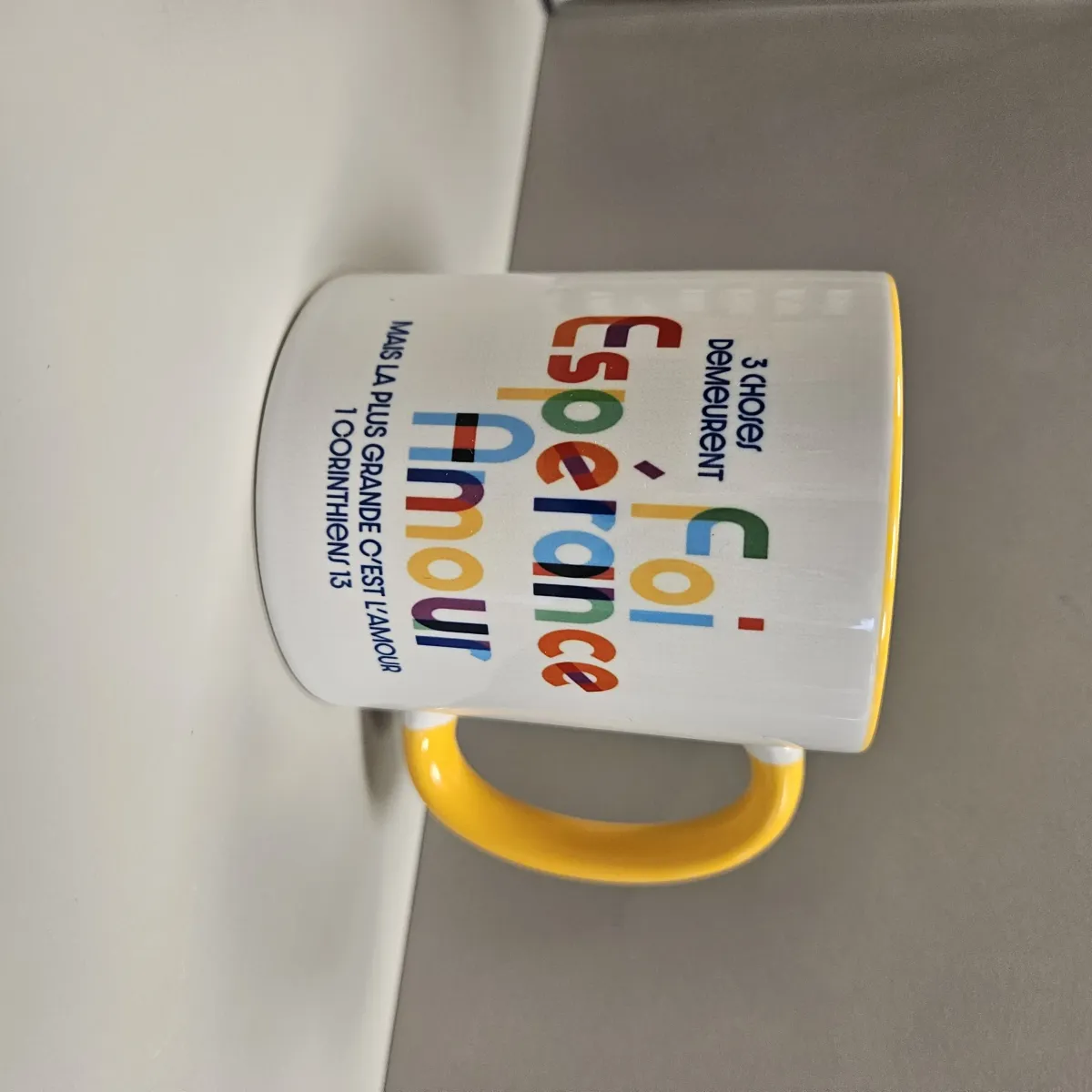 Mug bicolore blanc/jaune, "Foi, espérance, amour" 1 Corinthiens 13