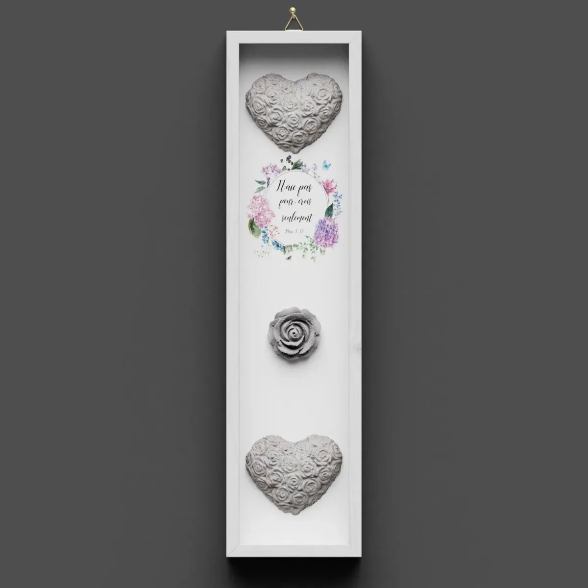 Cadre en bois, "N'aie pas peur…" Marc 5.36 - Vertical avec cœurs et rose en béton