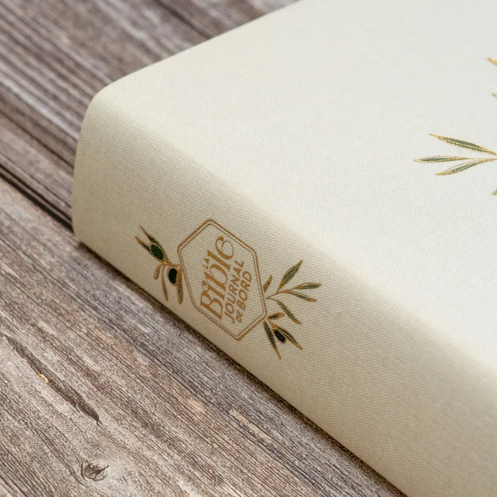 Bible Segond 21 Journal de bord - couverture souple, toile blanche avec motifs dorés Bible Segond 21 Journal de bord - couverture souple, toile blanche avec motifs dorés