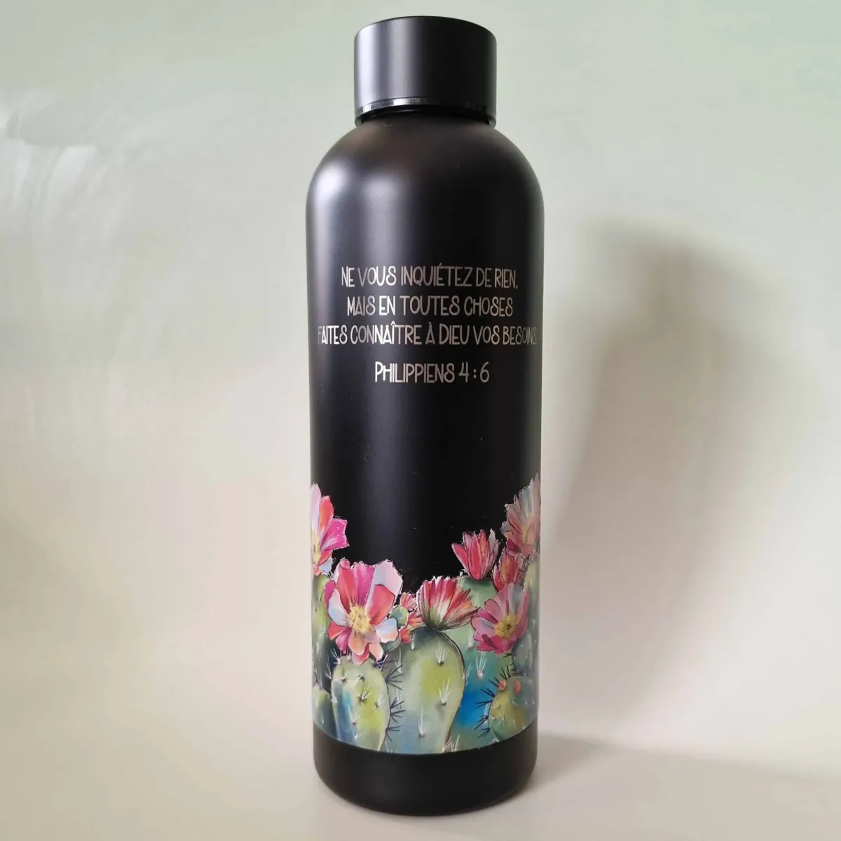 Bouteille isotherme, noire, bouchon à vis - "Ne vous inquiètez de rien, mais en toutes choses...