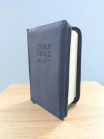 Anglais, Bible NIV, caractères élargis, moyen format, bleu marine, fermeture éclair - NIV Larger...