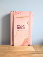 Anglais, Bible NIV, caractères élargis, moyen format, rose pastel, fermeture éclair - NIV Larger...