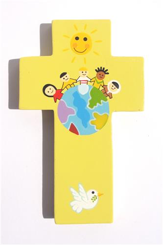 CROIX EN BOIS DECORÉE, ENFANTS ET TERRE JAUNE 7X12CM