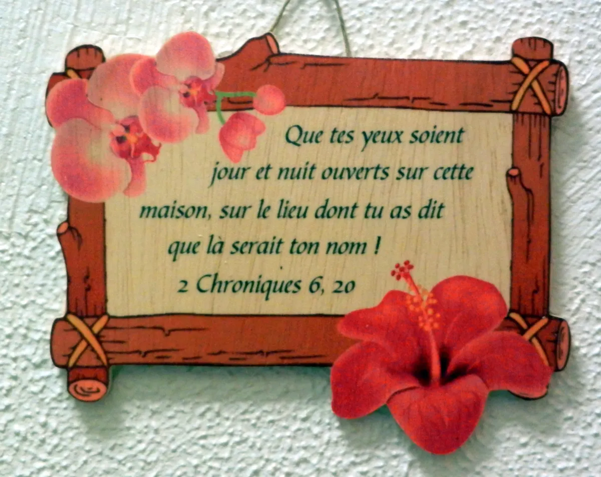 Bois, cadre avec fleurs, Christ est le chef de cette maison […]