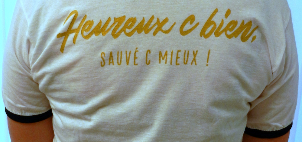 Jésus sauve + Heureux - T-Shirt blanc col noir