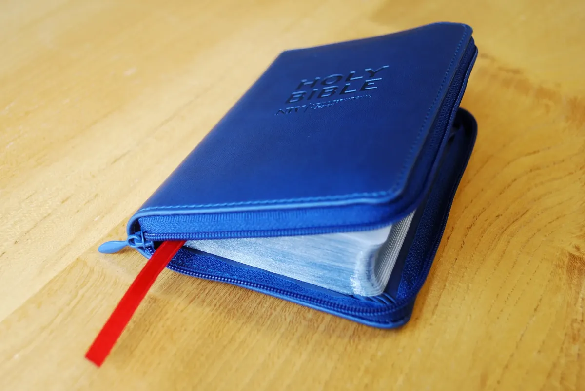 Englisch, Bibel New International Version, Kunstleder, blau, Reissverschluss - NIV Tiny Navy...