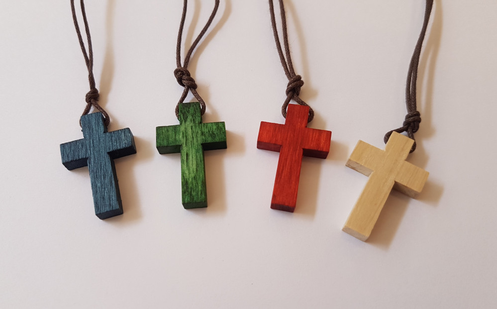 Collier croix en bois diverses couleurs + lacet