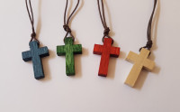 Collier croix en bois diverses couleurs + lacet
