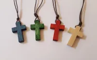 Collier croix en bois diverses couleurs + lacet