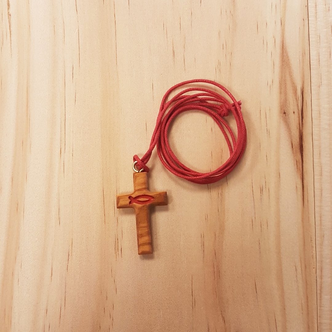 Pendentif croix avec ichtus rouge - Bois d'olivier